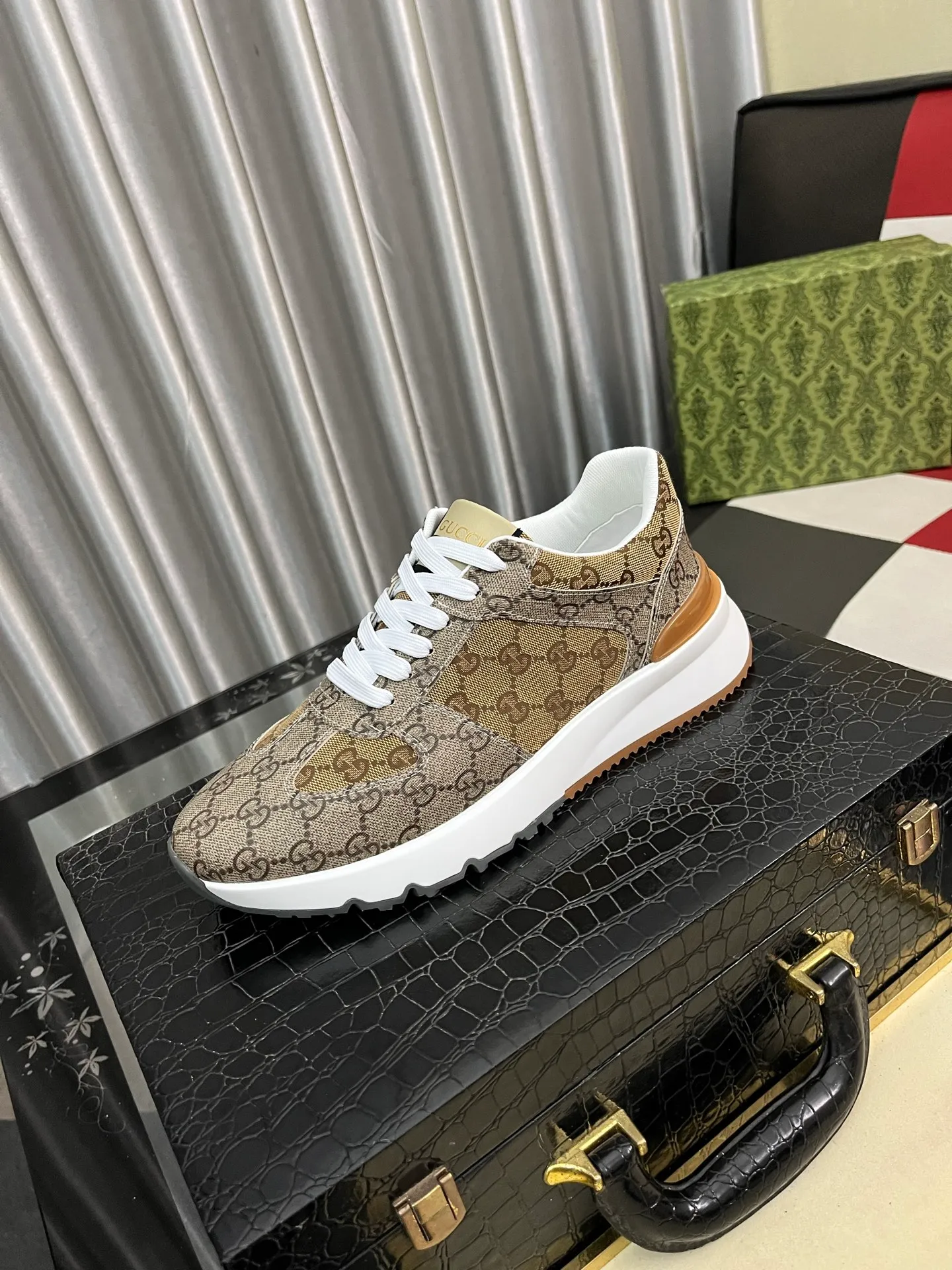 Men's shoes 💰438⌚️⌚️Gucci •Gucci original quality.~ Unique modern style sneakers. 🏃A must-have casual shoe for trendy men😍😍 Original brand imported from Italy, imported original leather, sheep lining (refuses to discolor and grind feet) Sole: Original sole provided by the original factory, French lazy style design ⚠️Fit to the feet, original quality, super comfortable original sole. Just like shooting the real thing 🎬The real thing is better, code number: 38-443️⃣colors available